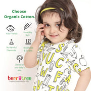 Child wearing a white shirt with yellow letters, surrounded by text about organic cotton and the brand 'berrytree'.